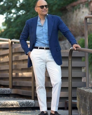 С чем носить белые классические брюки мужчине в деловом стиле: Сочетание синего пиджака и белых классических брюк поможет создать модный и привлекательный образ. Черные замшевые лоферы становятся великолепным завершением твоего лука.
