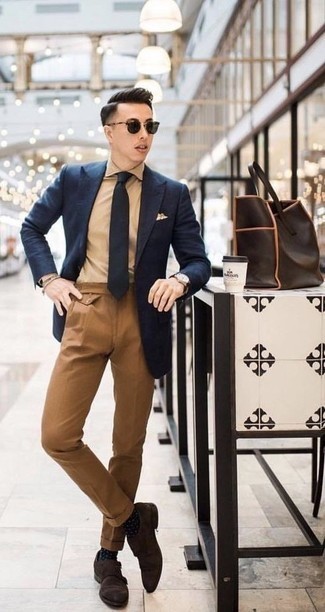 Как носить бежевые классические брюки с темно-коричневыми замшевыми монками с двумя ремешками в 30 лет: Темно-синий пиджак выглядит стильно в сочетании с бежевыми классическими брюками. В сочетании с этим ансамблем наиболее гармонично будут смотреться темно-коричневые замшевые монки с двумя ремешками.