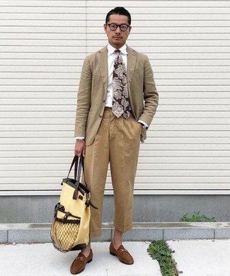С чем носить оранжевую большую сумку из плотной ткани в 30 лет мужчине лето: Если ты отдаешь предпочтение удобству и функциональности, тебе понравится сочетание светло-коричневого пиджака и оранжевой большой сумки из плотной ткани. Если ты предпочитаешь смелые настроения в своих образах, дополни этот коричневыми замшевыми лоферами. Такое сочетание смотрится очень стильно и по-летнему.