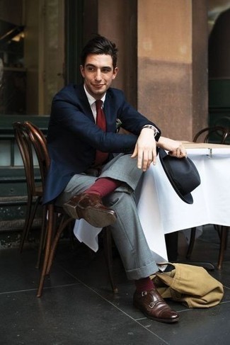 С чем носить темно-красный галстук в 30 лет мужчине лето: Темно-синий пиджак и темно-красный галстук — беспроигрышный ансамбль для мероприятия в фешенебельном заведении. Если сочетание несочетаемого привлекает тебя не меньше, чем безвременная классика, дополни свой образ коричневыми кожаными монками с двумя ремешками. Такое сочетание обеспечивает тебе комфорт в настоящую жару и удобство в ношении.