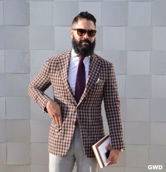 С чем носить темно-пурпурный галстук мужчине: Сочетание коричневого пиджака в мелкую клетку и темно-пурпурного галстука — хороший пример делового городского стиля.