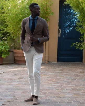 Как носить темно-коричневый пиджак с белыми классическими брюками мужчине: Темно-коричневый пиджак смотрится отлично в сочетании с белыми классическими брюками. Бежевые замшевые лоферы — великолепный вариант, чтобы завершить образ.