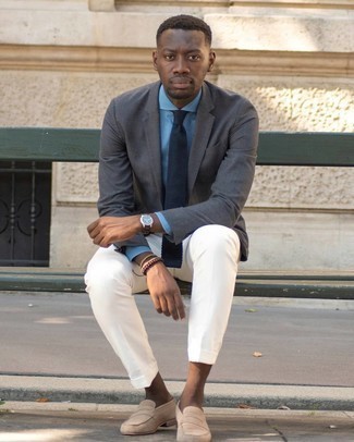 С чем носить белые классические брюки в 20 лет мужчине: Сочетание темно-серого пиджака и белых классических брюк — превосходный пример строгого мужского стиля. Вкупе с этим образом удачно будут смотреться бежевые замшевые лоферы.