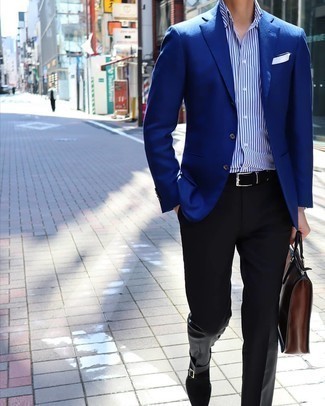 Как носить бело-синюю классическую рубашку в вертикальную полоску с синим пиджаком мужчине в деловом стиле: Синий пиджак и бело-синяя классическая рубашка в вертикальную полоску великолепно впишутся в любой мужской образ — лёгкий будничный образ или же строгий вечерний. В паре с черными замшевыми монками такой образ выглядит особенно удачно.