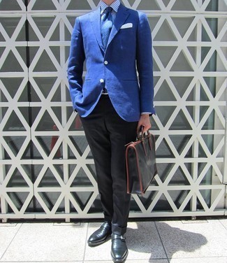 Как носить синий пиджак с черными кожаными монками в 30 лет: Несмотря на то, что это довольно-таки сдержанный образ, тандем синего пиджака и черных классических брюк является неизменным выбором современных джентльменов, покоряя при этом дамские сердца. Вкупе с этим луком гармонично выглядят черные кожаные монки.