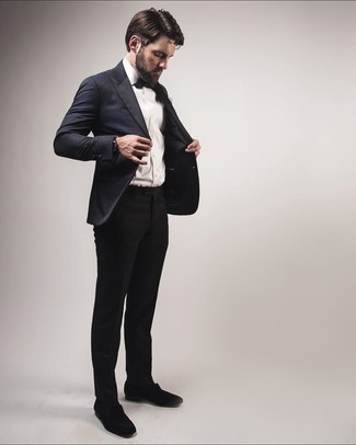 С чем носить черный галстук-бабочку в 30 лет мужчине: Если в одежде ты ценишь удобство и функциональность, темно-синий пиджак с "огурцами" и черный галстук-бабочка — замечательный вариант для модного повседневного мужского образа. Любители экспериментировать могут завершить лук черными замшевыми лоферами, тем самым добавив в него немного элегантности.