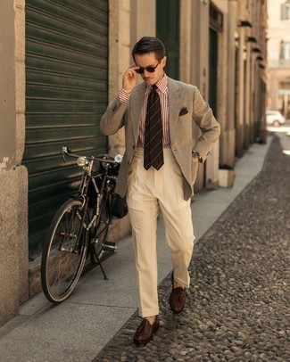 Какие классические рубашки носить с светло-коричневым пиджаком в 30 лет мужчине лето: Лук из светло-коричневого пиджака и классической рубашки позволит выглядеть модно, а также подчеркнуть твою индивидуальность. Любители необычных луков могут дополнить лук темно-коричневыми кожаными лоферами с кисточками, тем самым добавив в него чуточку изысканности. Как нам кажется, это очень комфортное и простое сочетание для солнечной погоды.