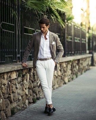 Как носить белую классическую рубашку с серым пиджаком мужчине: Комбо из серого пиджака и белой классической рубашки поможет создать запоминающийся мужской лук. Черные кожаные лоферы — прекрасный вариант, чтобы закончить образ.