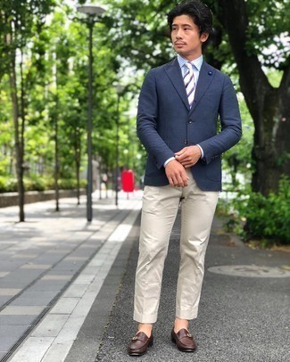 С чем носить бело-красно-синий галстук в горизонтальную полоску мужчине: Темно-синий пиджак в сочетании с бело-красно-синим галстуком в горизонтальную полоску позволит создать стильный классический образ. Вместе с этим ансамблем идеально будут выглядеть коричневые кожаные монки.
