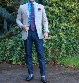 С чем носить темно-пурпурный галстук мужчине в теплую погоду в деловом стиле: Несмотря на то, что это достаточно консервативный лук, дуэт бежевого пиджака и темно-пурпурного галстука неизменно нравится стильным молодым людям, непременно покоряя при этом сердца девушек. Ты сможешь легко приспособить такой ансамбль к повседневным нуждам, закончив его темно-синими кожаными монками с двумя ремешками.
