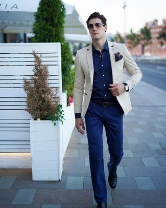 С чем носить темно-синие классические брюки мужчине: Комбо из бежевого пиджака и темно-синих классических брюк поможет создать модный классический образ. Вкупе с этим луком выигрышно смотрятся черные кожаные оксфорды.