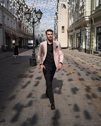 Какие классические рубашки носить с розовым пиджаком мужчине в деловом стиле: Сочетание розового пиджака и классической рубашки — олицетворение строгого делового стиля. Черные кожаные лоферы отлично впишутся в образ.