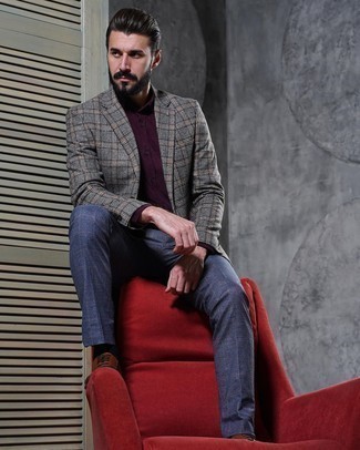 Как носить серый пиджак с синими классическими брюками мужчине: Комбо из серого пиджака и синих классических брюк поможет примерить на себя элегантный стиль. Коричневые кожаные оксфорды — хороший вариант, чтобы завершить образ.
