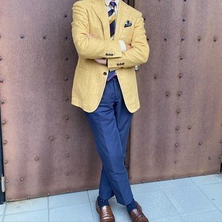 С чем носить темно-сине-красный галстук в горизонтальную полоску мужчине: Сочетание желтого пиджака и темно-сине-красного галстука в горизонтальную полоску поможет составить выразительный мужской лук. В паре с этим образом наиболее уместно будут выглядеть коричневые кожаные лоферы.