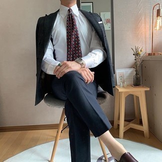 С чем носить темно-красный галстук с принтом мужчине в теплую погоду: Сочетание темно-синего пиджака в шотландскую клетку и темно-красного галстука с принтом смотрится очень эффектно и элегантно. Вкупе с этим луком выгодно выглядят темно-коричневые кожаные монки с двумя ремешками.