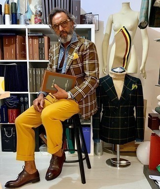 Модный лук: коричневый пиджак в шотландскую клетку, голубая классическая рубашка из шамбре, горчичные классические брюки, темно-коричневые кожаные оксфорды