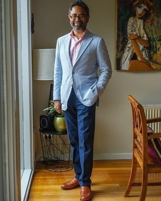 С чем носить розовую классическую рубашку за 50 лет мужчине: Сочетание розовой классической рубашки и темно-синих классических брюк — великолепный пример строгого мужского стиля. Пара табачных кожаных лоферов добавит луку легкости и дерзости.