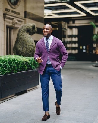 Какие лоферы носить с синими классическими брюками в 30 лет мужчине: Фиолетовый вязаный пиджак и синие классические брюки — прекрасный вариант для светского мероприятия. Вкупе с этим луком гармонично выглядят лоферы.