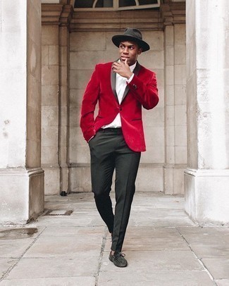 С чем носить черные классические брюки мужчине в деловом стиле: Красный бархатный пиджак в сочетании с черными классическими брюками позволит создать стильный и утонченный ансамбль. Почему бы не привнести в этот лук толику небрежности с помощью черных замшевых мокасин?