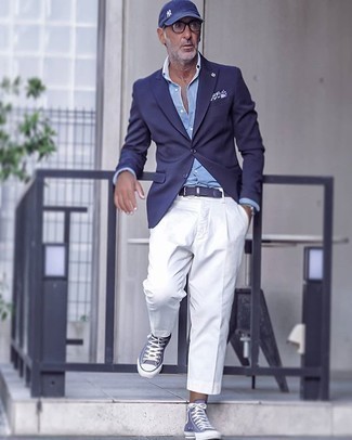 Как носить классические брюки с высокими кедами мужчине: Темно-синий пиджак в сочетании с классическими брюками позволит создать модный и изысканный образ. Если ты любишь рисковать, на ноги можно надеть высокие кеды.