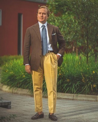 С чем носить желтые классические брюки мужчине: Коричневый пиджак в сочетании с желтыми классическими брюками поможет создать модный и привлекательный образ. Очень модно здесь смотрятся темно-коричневые кожаные лоферы.
