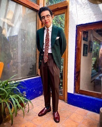 С чем носить галстук в горошек мужчине: Темно-зеленый пиджак и галстук в горошек — прекрасный образ для светского мероприятия. Темно-красные кожаные лоферы станут хорошим дополнением к твоему луку.