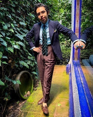 С чем носить темно-зеленый галстук с принтом в 30 лет мужчине лето в деловом стиле: Сочетание темно-синего пиджака и темно-зеленого галстука с принтом поможет создать модный и мужественный лук. Коричневые кожаные плетеные лоферы становятся хорошим дополнением к твоему луку. Подобный лук даст комфорт в ношении в жаркую погоду.