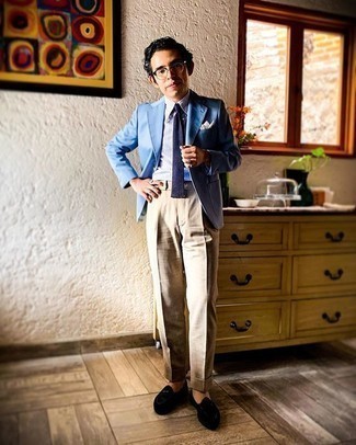 С чем носить темно-сине-белый вязаный галстук мужчине в деловом стиле: Голубой пиджак выглядит прекрасно в сочетании с темно-сине-белым вязаным галстуком. Пара черных бархатных лоферов позволит сделать лук цельным.