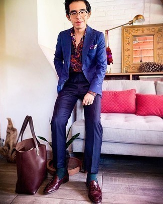 С чем носить светло-фиолетовый нагрудный платок в горошек: Если в одежде ты делаешь ставку на удобство и функциональность, синий пиджак и светло-фиолетовый нагрудный платок в горошек — превосходный выбор для модного мужского лука на каждый день. Любители необычных луков могут завершить образ темно-красными кожаными лоферами с кисточками, тем самым добавив в него чуточку изысканности.