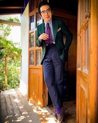 С чем носить пурпурные носки в 30 лет мужчине: Темно-зеленый пиджак и пурпурные носки — великолепное решение для молодых людей, которые постоянно в движении. Не прочь добавить сюда нотку элегантности? Тогда в качестве обуви к этому образу, стоит выбрать коричневые кожаные плетеные лоферы.