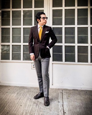 Как носить коричневый пиджак с коричневыми кожаными лоферами мужчине в теплую погоду в деловом стиле: Коричневый пиджак и серые классические брюки — прекрасный пример элегантного стиля в одежде. Коричневые кожаные лоферы — хороший выбор, чтобы закончить лук.