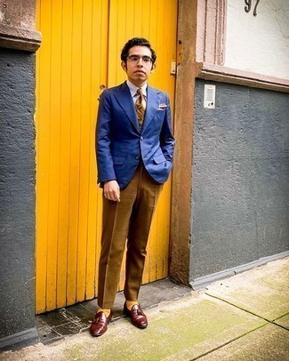 С чем носить коричневые классические брюки мужчине: Синий пиджак смотрится прекрасно в тандеме с коричневыми классическими брюками. В сочетании с этим образом наиболее уместно выглядят темно-красные кожаные лоферы с кисточками.