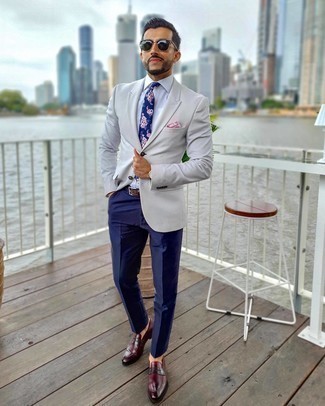 Какие лоферы носить с темно-синими классическими брюками мужчине лето: Серый пиджак и темно-синие классические брюки — идеальный образ для мероприятия в фешенебельном заведении. Говоря об обуви, можно закончить образ лоферами. Как видишь, это крайне удобное и простое сочетание для жаркой летней погоды.