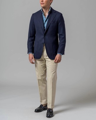 Какие лоферы носить с синей классической рубашкой мужчине: Сочетание синей классической рубашки и бежевых классических брюк уместно для воплощения делового лука. Поклонники незаезженных вариантов могут завершить образ лоферами.