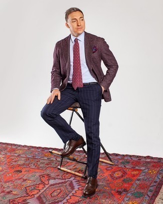 С чем носить темно-красный галстук с принтом в 30 лет мужчине в деловом стиле: Несмотря на то, что это достаточно сдержанный образ, сочетание темно-красного шерстяного пиджака и темно-красного галстука с принтом является постоянным выбором стильных мужчин, непременно пленяя при этом сердца прекрасных дам. В сочетании с этим луком чудесно смотрятся коричневые кожаные туфли дерби.