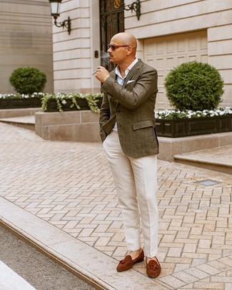 Как носить белые классические брюки с темно-коричневыми замшевыми лоферами в 30 лет мужчине: Оливковый пиджак в сочетании с белыми классическими брюками поможет создать стильный и утонченный ансамбль. Что же до обуви, темно-коричневые замшевые лоферы — наиболее достойный вариант.