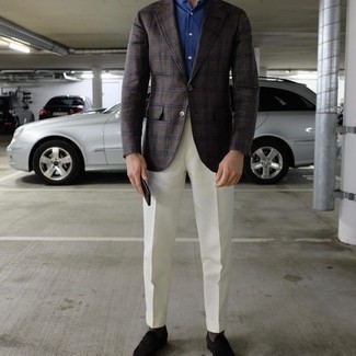 С чем носить темно-коричневый пиджак в шотландскую клетку мужчине: Темно-коричневый пиджак в шотландскую клетку и белые классические брюки — хороший образ для мероприятия в фешенебельном заведении. В сочетании с этим ансамблем наиболее удачно будут смотреться темно-коричневые замшевые лоферы.