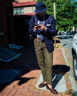 С чем носить лоферы за 40 лет мужчине в теплую погоду в деловом стиле: Темно-синий пиджак в сочетании с оливковыми классическими брюками позволит составить модный и привлекательный образ. Лоферы чудесно дополнят этот ансамбль.