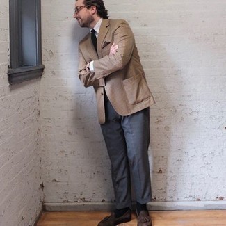 С чем носить темно-серые классические брюки мужчине: Светло-коричневый пиджак в клетку в сочетании с темно-серыми классическими брюками — прекрасный пример делового городского стиля. Пара коричневых замшевых лоферов с кисточками великолепно гармонирует с остальными элементами лука.