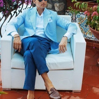 Как носить белую классическую рубашку с синими классическими брюками за 40 лет мужчине: Белая классическая рубашка и синие классические брюки — идеальный образ для светского мероприятия. Не прочь поэкспериментировать? Заверши ансамбль коричневыми кожаными лоферами.