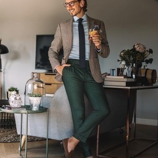 Как носить пиджак с лоферами за 40 лет мужчине в деловом стиле: Пиджак в паре с темно-зелеными классическими брюками поможет примерить на себя изысканный мужской стиль. Вместе с этим образом органично смотрятся лоферы.