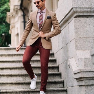 Модный лук: светло-коричневый пиджак, розовая классическая рубашка, темно-красные классические брюки, белые низкие кеды из плотной ткани