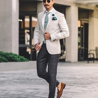 С чем носить серый пиджак за 40 лет мужчине в деловом стиле: Серый пиджак в паре с темно-серыми классическими брюками — образец строгого делового стиля. Вкупе с этим образом органично выглядят коричневые замшевые лоферы с кисточками.