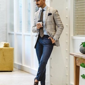 Какие классические брюки носить с темно-коричневыми лоферами с кисточками: Комбо из бежевого пиджака в шотландскую клетку и классических брюк позволит создать модный и привлекательный образ. Весьма стильно здесь смотрятся темно-коричневые лоферы с кисточками.