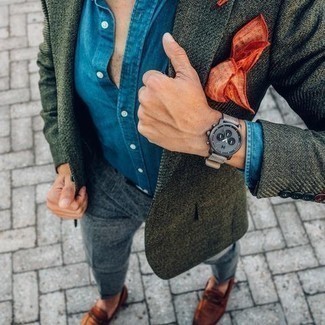 Какие лоферы носить с синими классическими брюками мужчине: Сочетание темно-зеленого шерстяного пиджака и синих классических брюк поможет исполнить элегантный стиль. Лоферы станут замечательным завершением твоего ансамбля.