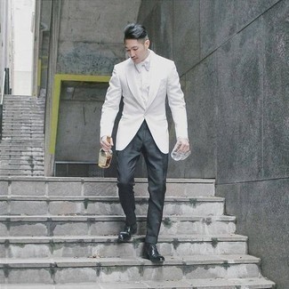 С чем носить темно-серые классические брюки мужчине: Белый пиджак в паре с темно-серыми классическими брюками позволит воплотить строгий деловой стиль. В паре с этим луком наиболее уместно смотрятся черные кожаные оксфорды.