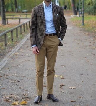 Как носить голубую классическую рубашку с коричневым пиджаком мужчине: Сочетание коричневого пиджака и голубой классической рубашки поможет создать модный классический лук. В этот образ легко интегрировать темно-коричневые кожаные ботинки челси.