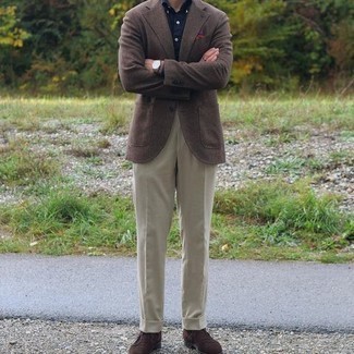 Модный лук: коричневый шерстяной пиджак, темно-синяя классическая рубашка, бежевые классические брюки, темно-коричневые замшевые ботинки дезерты