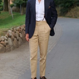 Какие лоферы носить с светло-коричневыми классическими брюками мужчине лето в деловом стиле: Дуэт темно-синего пиджака и светло-коричневых классических брюк смотрится очень мужественно и элегантно. Очень неплохо здесь будут выглядеть лоферы. Весьма подходящий образ на жаркую летнюю погоду.