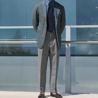 С чем носить оливковый пиджак в шотландскую клетку мужчине в теплую погоду в деловом стиле: Оливковый пиджак в шотландскую клетку и серые классические брюки — неотъемлемые вещи в классическом мужском гардеробе. Темно-коричневые замшевые лоферы с кисточками — идеальный вариант, чтобы дополнить образ.